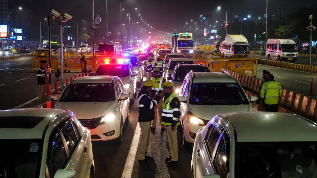 नए साल की रात दिल्ली में ट्रैफिक पुलिस का बड़ा एक्शन, नशे में ड्राइविंग के 868 चालान...