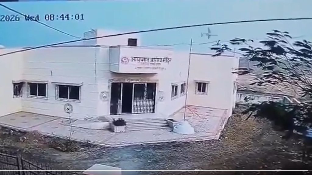 अचानक तेजी से एक तरफ झुका प्लेन और फिर बना आग का गोला, देखें अजित पवार के विमान हादसे का नया वीडियो आया | Ajit Pawar Plane Crash New CCTV footage goes...