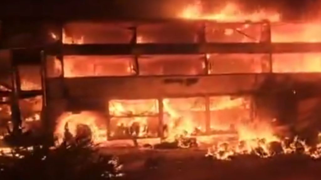 आंध्र प्रदेश में बस और कंटेनर ट्रंक के बीच जोरदार टक्कर, धूं-धूं कर जली बस, तीन लोगों की मौत! | Andhra Pradesh nandyal bus and a container truck collided vehicle burst into flames people were...