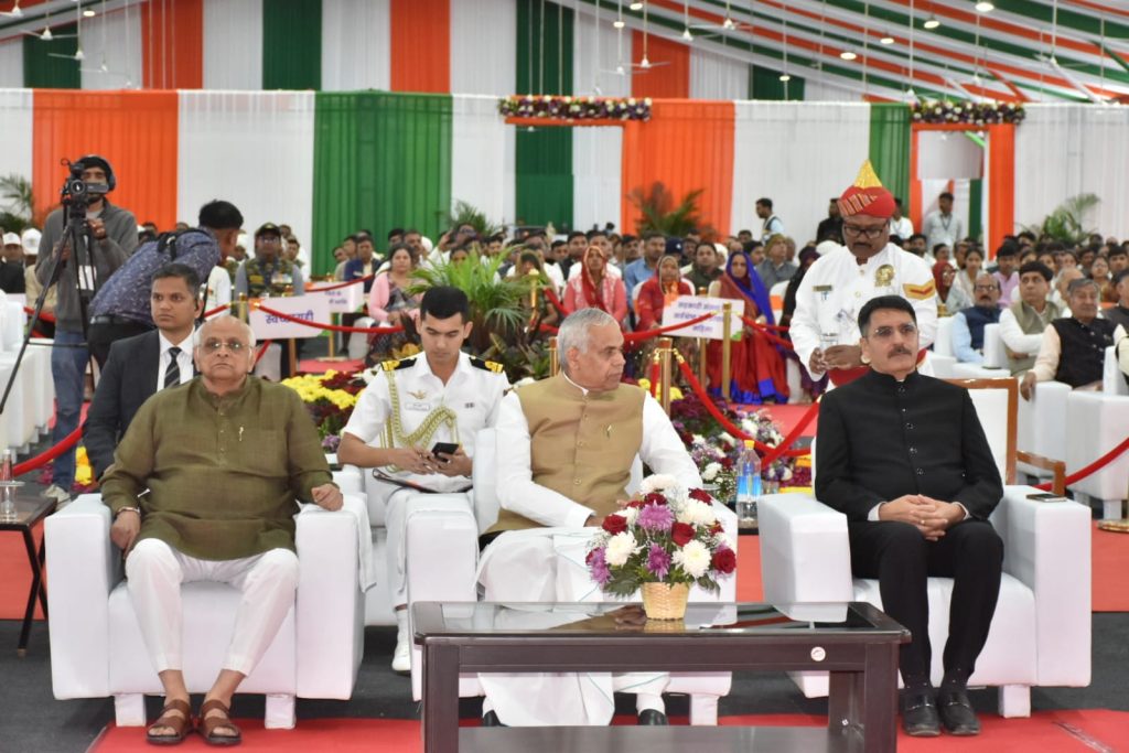 પોલીસ દળ દ્વારા ગાર્ડ ઓફ ઓનર થકી રાજ્યપાલ આચાર્ય દેવવ્રતને વિશેષ સન્માન...