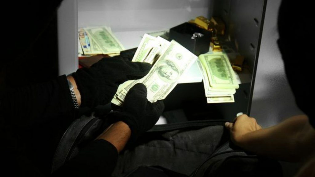 शख्स ने बैंक से लूटे 140 डॉलर, 20 डॉलर का खाया खाना, बाकी पैसे वेटर को दिए टिप | man robbed a US bank of 140 dollar ate a meal worth 20 dollar and gave rest to waiter as...