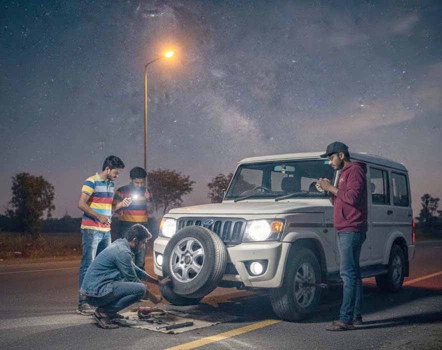 ટાયર બદલતા ૪ ચાર મિત્રોને જીપકારે કચડ્યા, ૩નાં મોત ટાયર બદલતા ૪ ચાર મિત્રોને જીપકારે કચડ્યા, ૩નાં મોત