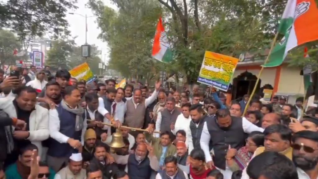 मध्य प्रदेश में कांग्रेस ने शुरू किया 'घंटा' प्रोटेस्ट, दूषित पानी पीने से हुईं मौतों को लेकर जीतू पटवारी का बीजेपी पर जोरदार हमला | Congress Protest Over Water Contamination in MP indore...