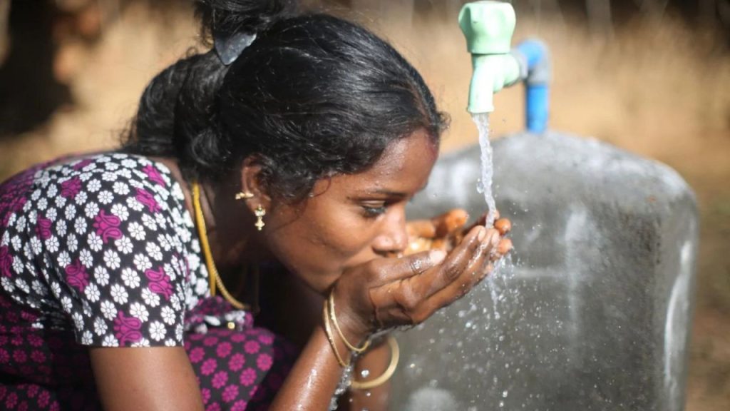इंदौर के बाद अब बरेली के नलों से निकल रहा जहर, दूषित पानी पीने को मजबूर इस कस्बे के लोग | Contaminated water coming from taps in Bisharatganj town of Aonla tehsil of...