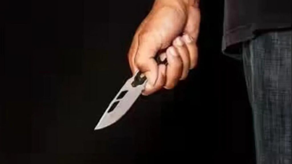 जबलपुर में दिनदहाड़े युवा डॉक्टर की चाकू से गोदकर हत्या, सांस रुकने तक हमला करते रहे बदमाश; CCTV में कैद हुए हमलावर | Dr. Mahendra Sahu was murdered in...