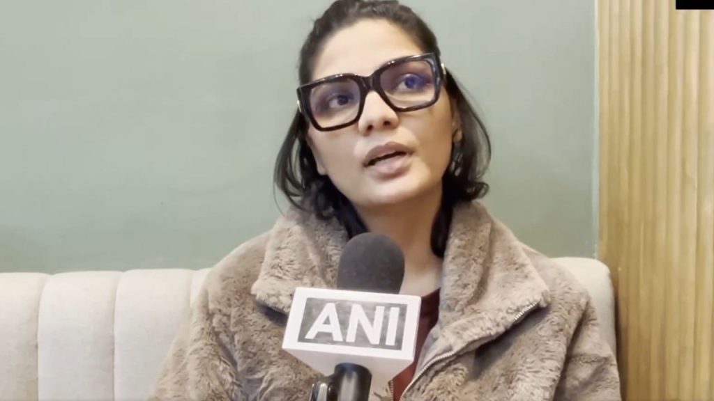 लोक गायिका नेहा सिंह राठौर को पुलिस ने हिरासत में लिया, आपत्तिजनक सोशल मीडिया पोस्ट पर बड़ा एक्शन | Folk singer Neha Singh Rathore in lucknow police custody, action taken over social media...