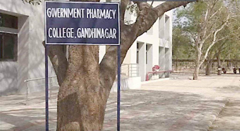 આ ફાર્મસી કોલેજનો ચાર વર્ષનો કોર્સ પૂર્ણ થવા આવ્યો હોવા છતાં હજુ સુધી...