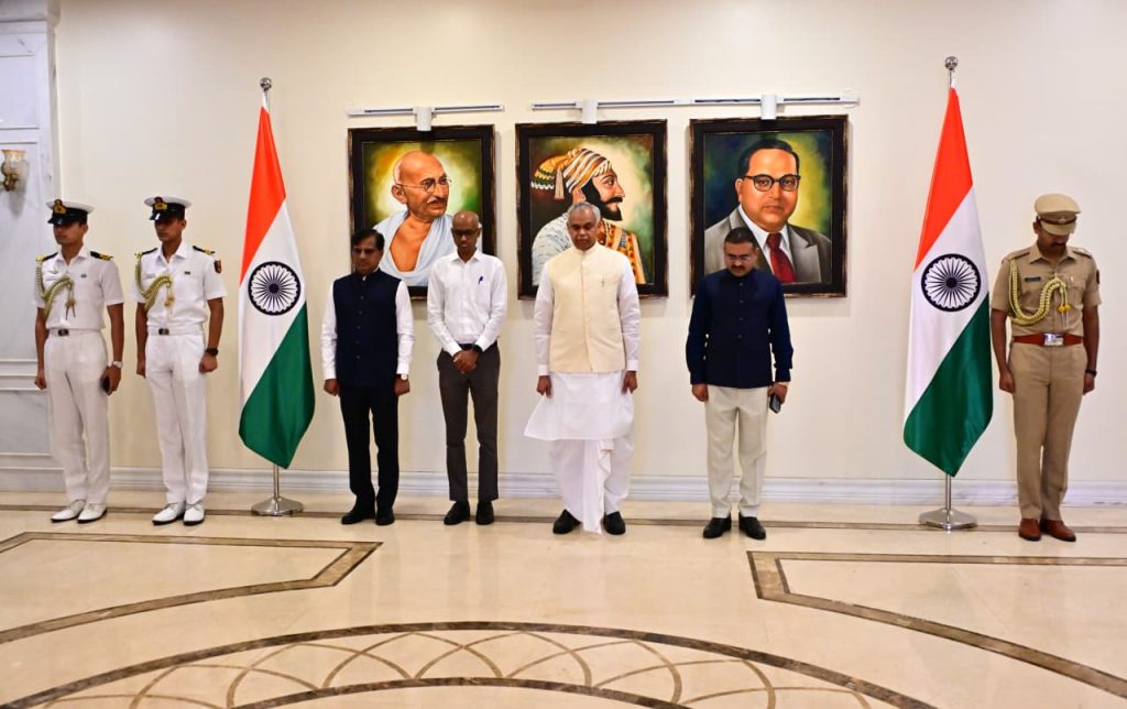 રાજ્યપાલ દેવવ્રતજીએ મહારાષ્ટ્રના ઉપમુખ્યમંત્રી અજિત પવારને ભાવભીની… રાજ્યપાલ દેવવ્રતજીએ મહારાષ્ટ્રના ઉપમુખ્યમંત્રી અજિત પવારને ભાવભીની...