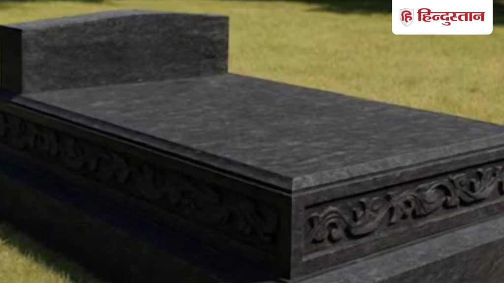 इस शख्स ने सचमुच खोद दी अपनी ही कब्र, 12 लाख खर्च कर बनवाया अपना मकबरा; रोज जाते भी...