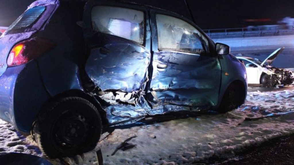 इलाज कराकर लौट रहे थे और आ गई मौत, गुजरात के बनासकांठा में भीषण सड़क हादसा | Gujarat Banaskantha Innova and truck collision 6 killed 3...