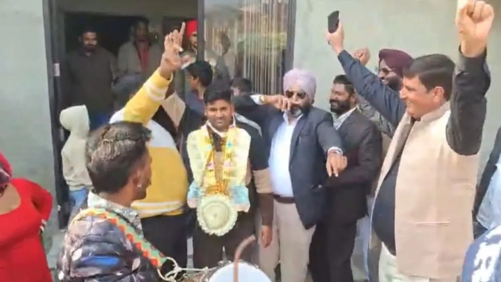 हरियाणा के मजदूर की पलटी किस्मत, ₹500 के टिकट ने बनाया ₹10 करोड़ का मालिक | Labour from Haryana 500 Rupees lottery ticket makes him owner of 10...