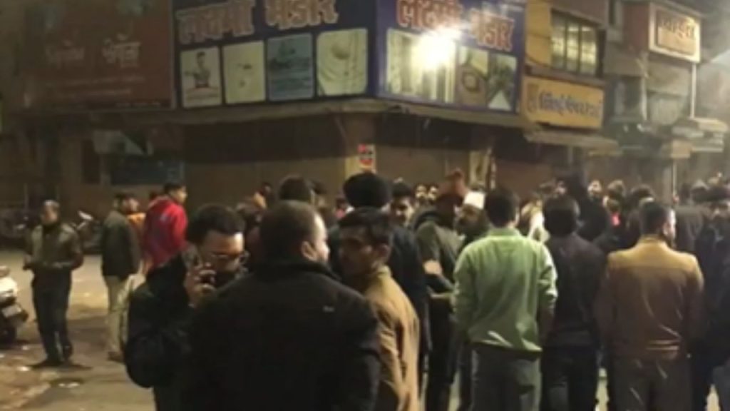 ठंडे भजिए ने करा दिया इतना बड़ा हंगामा, सड़क पर उतर गए जैन समाज के लोग; पुलिस को करनी पड़ी लाठीचार्ज | jabalpur Bhajiya Row Escalates Jain Protesters Clash Police Control...