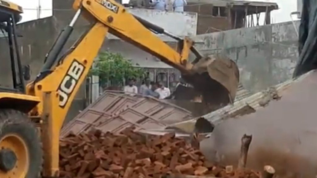 जमशेदपुर में 24 घरों पर बुलडोजर चलाने की तैयारी, ध्वस्त हो जाएंगे 72 फ्लोर | Preparations are underway to demolish 24 houses in Jamshedpur 72 floors will be...