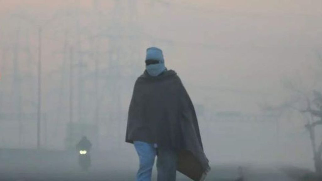 झारखंड में ठंड, शीतलहर और कोहरे का ट्रिपल अटैक! इन 15 जिलों में येलो अलर्ट, कई फ्लाइट और ट्रेनें लेट | aaj ka mausam ranchi weather forecast disturbance effect cold wave temperature Deoghar...