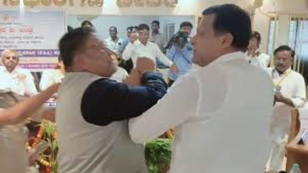 राज्यमंत्री के सामने आपस में भिड़े भाजपा विधायक और कांग्रेस एमएलसी, एक-दूसरे को जमकर दी गालियां; जमीन बनी विवाद की वजह | Fight between BJP MLA Siddhu Patil and Congress MLC Bhimrao Patil in...