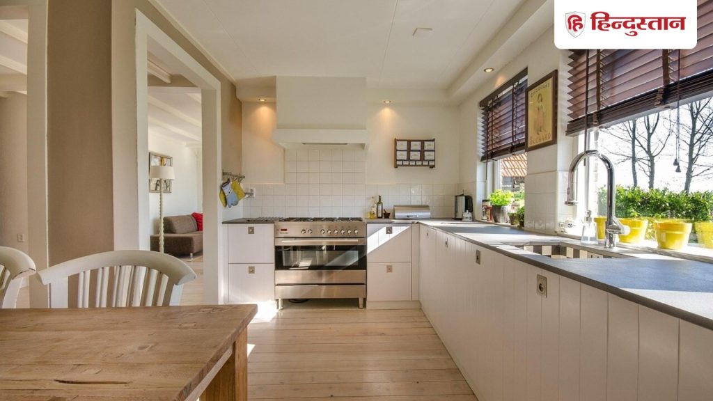 વાસ્તુ ટિપ્સઃ રસોડામાં સિંક કઈ દિશામાં રાખવો જોઈએ? સાચી દિશા જાણો અને… Vastu Tips: किचन में सिंक किस दिशा में लगाना चाहिए? जानिए सही दिशा व...