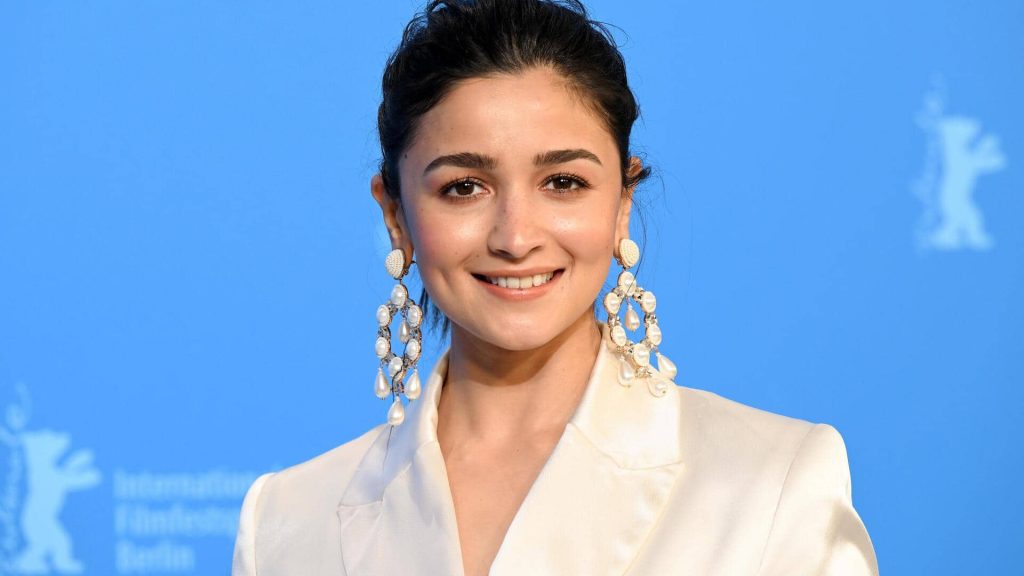 આલિયા ભટ્ટે ‘ધુરંધર’ને ‘આજના ભારતનો અવાજ’ કહ્યો, કહ્યું- તેનાથી ચમક આવી आलिया भट्ट ने 'धुरंधर' को बताया 'आज के भारत की आवाज', बोलीं- इसने रौनक ला दी