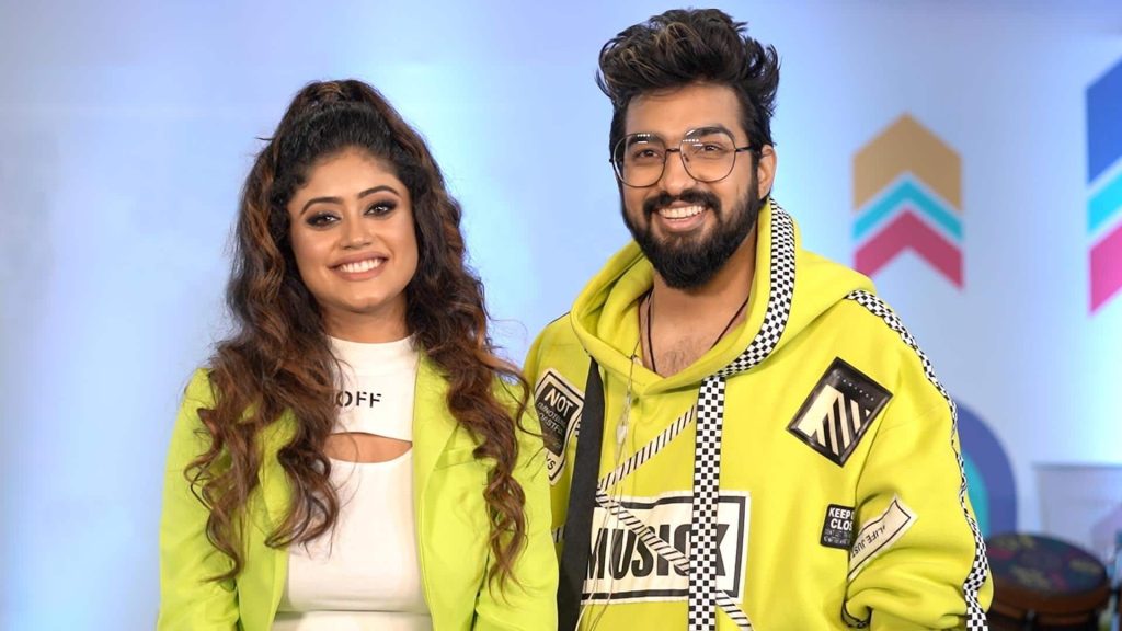 ગાયક સાચેતઃ પરંપરા જોઈ ટોળાએ કારના કાચ તોડ્યા; વિડિઓ જુઓ गायक सचेत-परंपरा को देख टूट पड़ी भीड़, तोड़ डाला कार का शीशा; देखें वीडियो