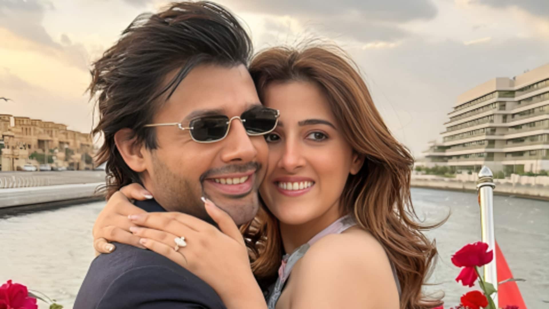 કૃતિ સેનનની બહેન નુપુર સેનન બોયફ્રેન્ડ સ્ટેબિન બેન સાથે સગાઈ, રોમેન્ટિક તસવીરો થઈ વાયરલ કૃતિ સેનનની બહેન નુપુર સેનન બોયફ્રેન્ડ સ્ટેબિન બેન સાથે સગાઈ, રોમેન્ટિક તસવીરો થઈ વાયરલ