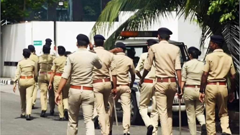 કર્ણાટક: હુબલીમાં બીજેપી મહિલા કાર્યકર સાથે દુષ્કર્મ, પોલીસ… कर्नाटक: हुबली में भाजपा की महिला कार्यकर्ता से बदसलूकी, पुलिस पर निर्वस्त्र कर पीटने का आरोप