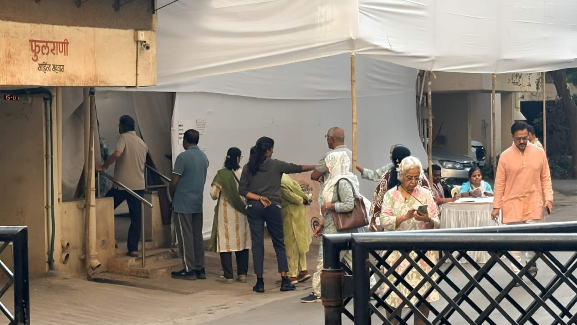 મહારાષ્ટ્રમાં મ્યુનિસિપલ ચૂંટણી માટે મતદાન શરૂ, તમામની નજર BMC પર મહારાષ્ટ્રમાં મ્યુનિસિપલ ચૂંટણી માટે મતદાન શરૂ, તમામની નજર BMC પર