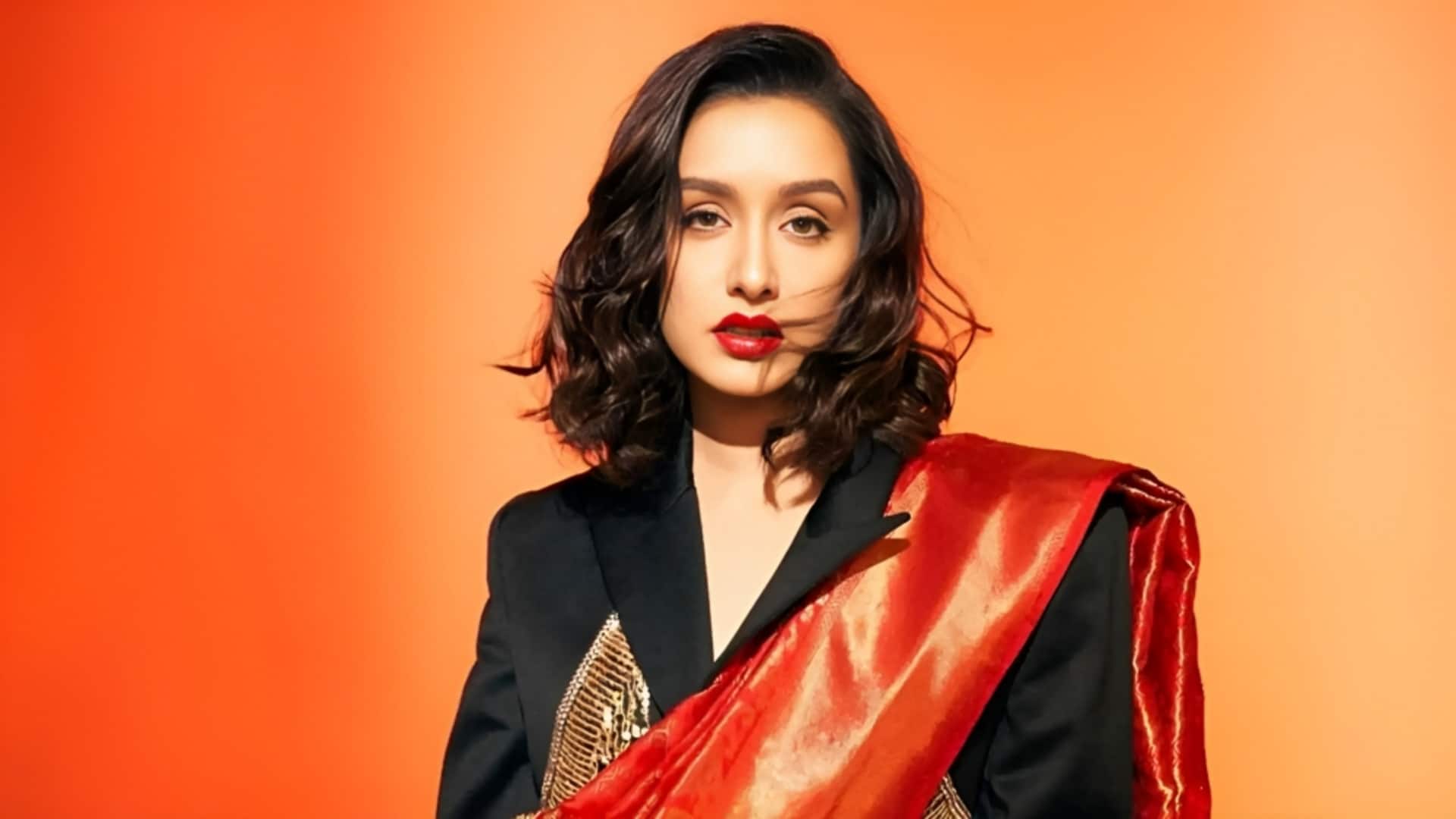 શ્રદ્ધા કપૂર સહિતની આ અભિનેત્રીઓ બાયોપિકથી બોક્સ ઓફિસની રમત બદલવા આવી રહી છે. શ્રદ્ધા કપૂર સહિતની આ અભિનેત્રીઓ બાયોપિકથી બોક્સ ઓફિસની રમત બદલવા આવી રહી છે.