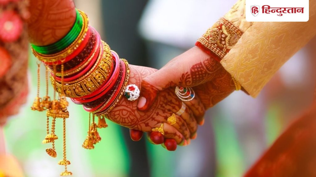 VIDEO: दुल्हन के साथ ही फेरे लेने लगी उसकी सहेलियां, लोग हंसते-हंसते हुए...