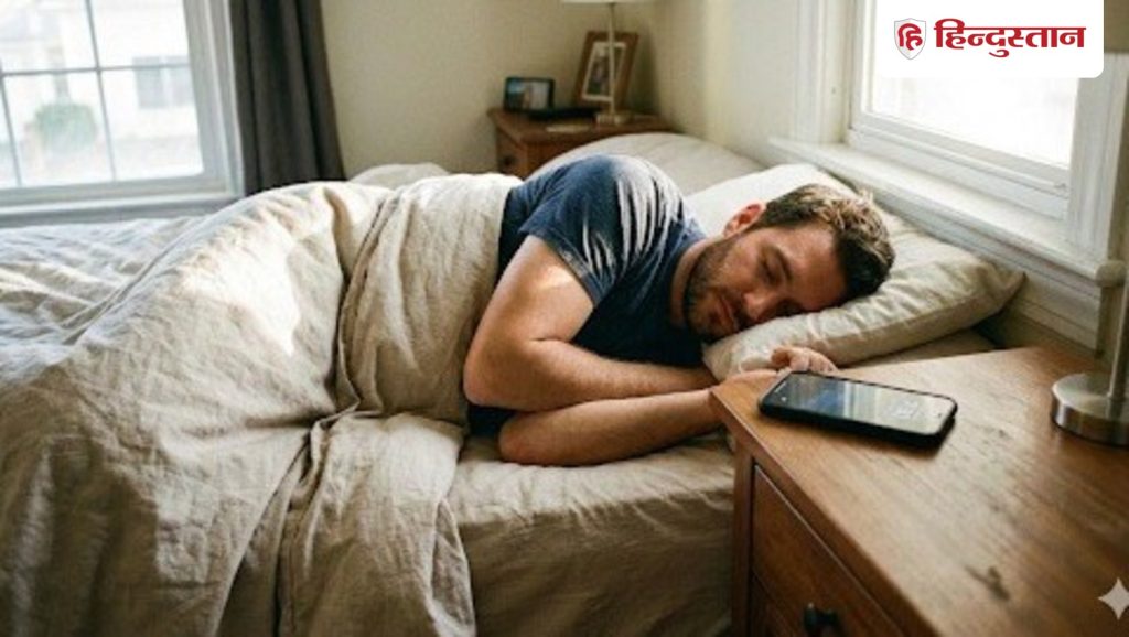 वास्तु टिप्स: सोते वक्त किस दिशा में होना चाहिए आपका फोन? सही तरीके से खुलेगा किस्मत का...