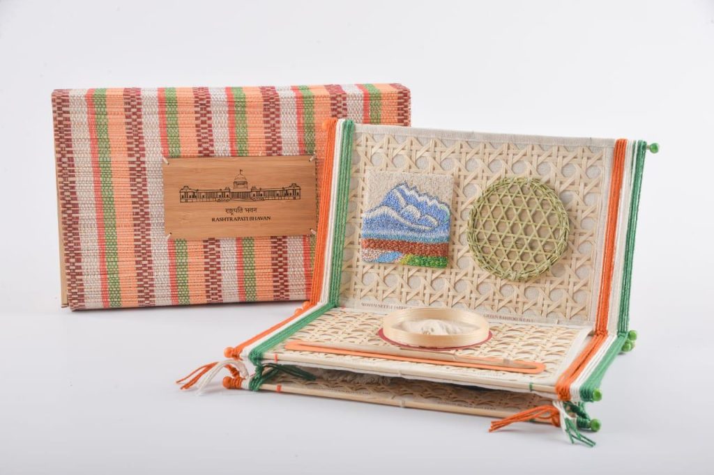 રાષ્ટ્રપતિ ભવન ખાતેના ‘એટ હોમ’ કાર્યક્રમના આમંત્રણની કિટ NID અમદાવાદ...