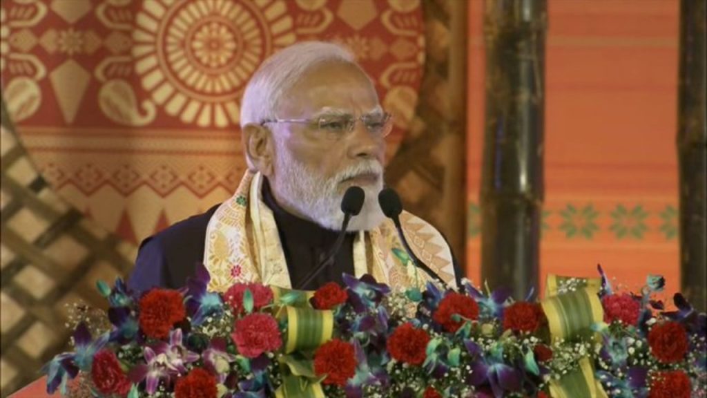 'असम को हिंसा की आग में धकेला...', गुवाहाटी में पीएम मोदी ने कांग्रेस पर किया तीखा हमला | PM Modi visit to Assam PM Modi attack...