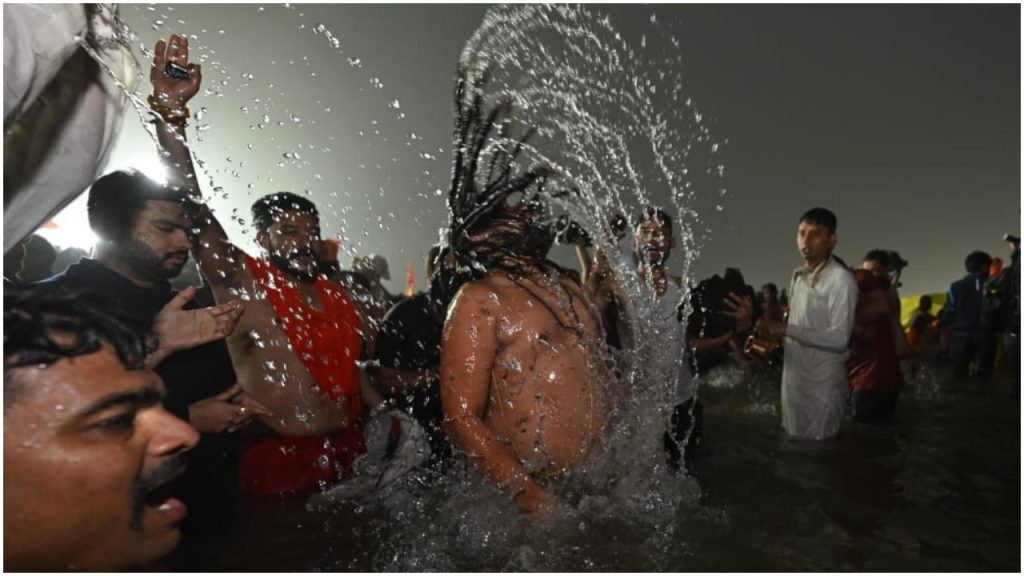 पौष पूर्णिमा के पहले माघ मेला 2026 का शुभारंभ, कड़ाके की ठंड में भी संगम पर उमड़ा आस्था का सैलाब, लाखों श्रद्धालुओं ने लगाई डुबकी | Prayagraj Magh Mela 2026 Grand Beginning Faith Amid Cold With...