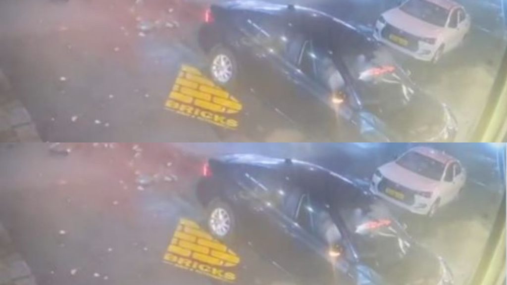 डिवाइडर पार कर रेस्टोरेंट में जा घुसी कार; बाल-बाल बची जान, सामने आया दिल दहला देनेवाला वीडियो | Car crosses divider and crashes into restaurant lives narrowly saved watch...