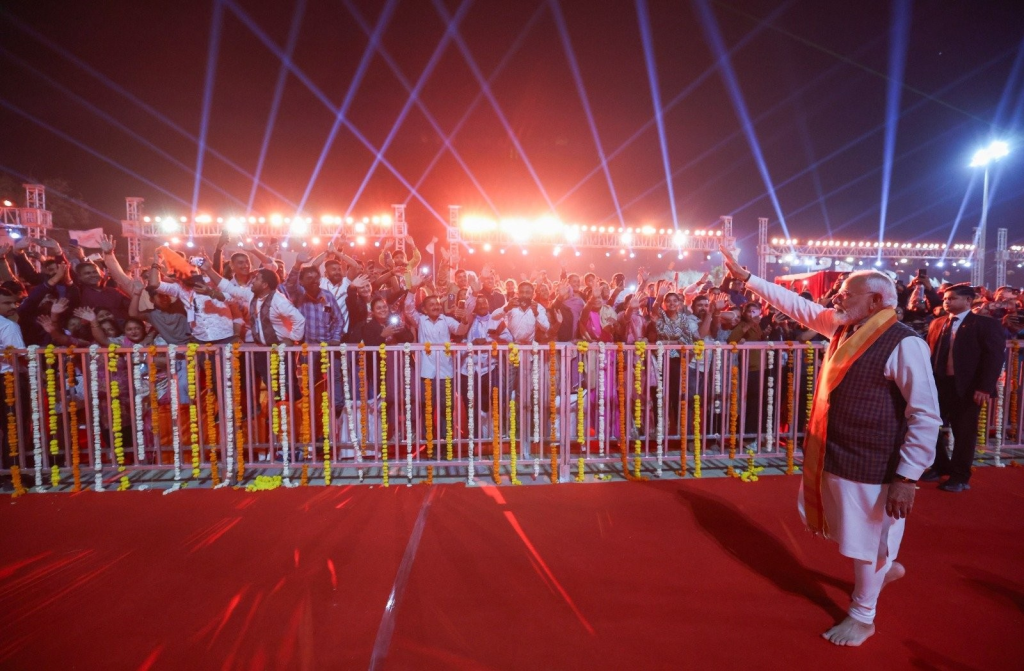 PM Modi Somnath Visit: ગૌરવવંતુ સોમનાથ: ૩૦૦૦ ડ્રોનનો આકાશી નજારો અને ૧૦૮ ઘોડાની શૌર્ય યાત્રા, સોમનાથના દ્વારે પ્રધાનમંત્રીનું ઉમળકાભર્યું સ્વાગત – Pm Modi Somnath Visit – Newz… PM Modi Somnath Visit: ગૌરવવંતુ સોમનાથ: ૩૦૦૦ ડ્રોનનો આકાશી નજારો અને ૧૦૮ ઘોડાની શૌર્ય યાત્રા, સોમનાથના દ્વારે પ્રધાનમંત્રીનું ઉમળકાભર્યું સ્વાગત - Pm Modi Somnath Visit - Newz...