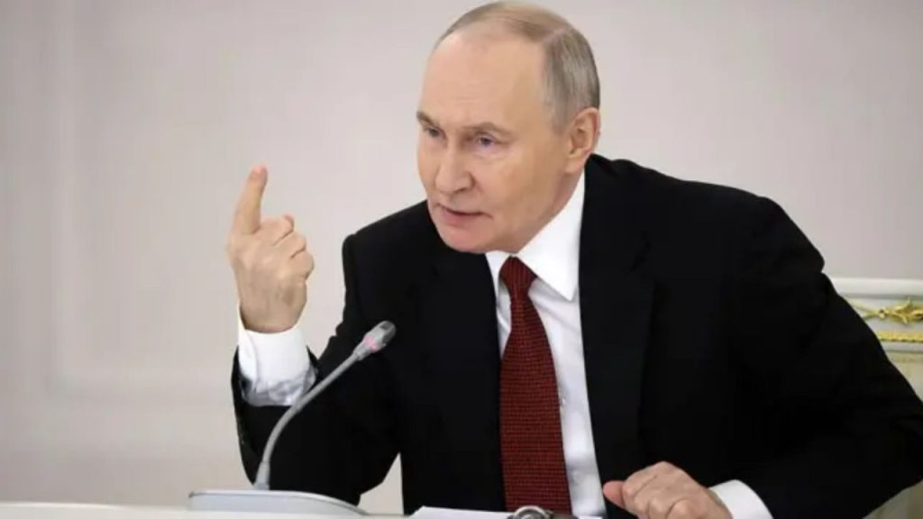 'समुद्र में सीधी डकैती...', अमेरिका पर भड़का रूस; क्या तीसरे विश्व युद्ध के मुहाने पर खड़ी दुनिया? | Tensions Rise Between the U.S. and Russia After the Seizure of Oil...