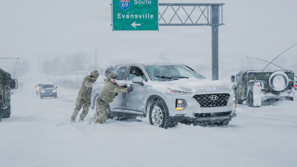 अमेरिका के पूर्वोत्तर में भीषण शीतकालीन तूफान का कहर, 13 लोगों की मौत, 8 लाख से ज्यादा घरों की बिजली गुल | Severe winter storm wreaks havoc in Northeast US killing...