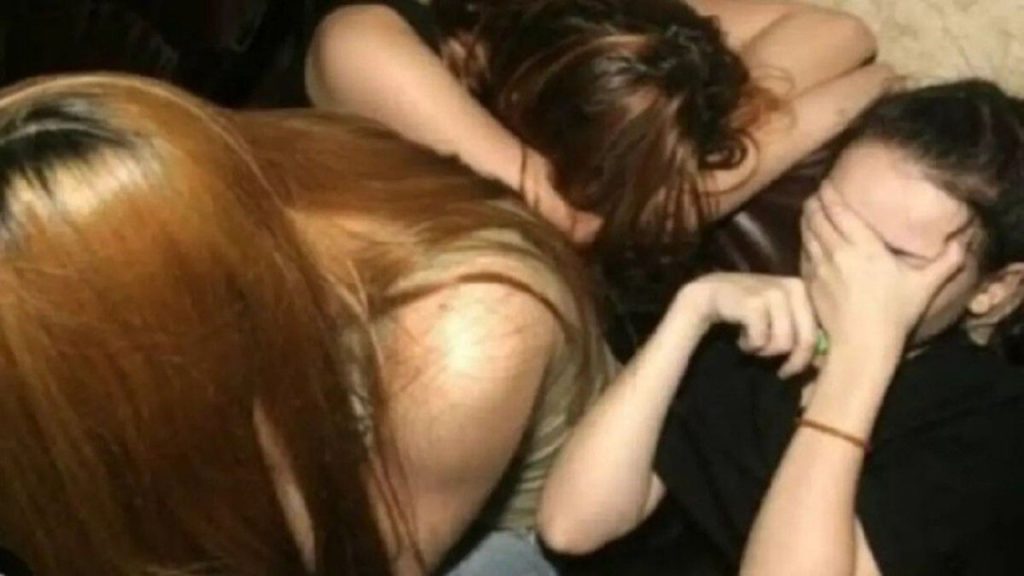 IAS अधिकारी के मकान में चल रहा था सैक्स रैकेट, 4 युवतियों समेत 9 लोग गिरफ्तार | sex racket being run in house of an IAS officer in Prayagraj Kidganj 9 people...