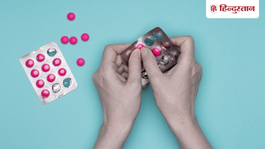 Vastu Shastra: बेड के सिरहाने दवाइयां रखना सही होता है या...