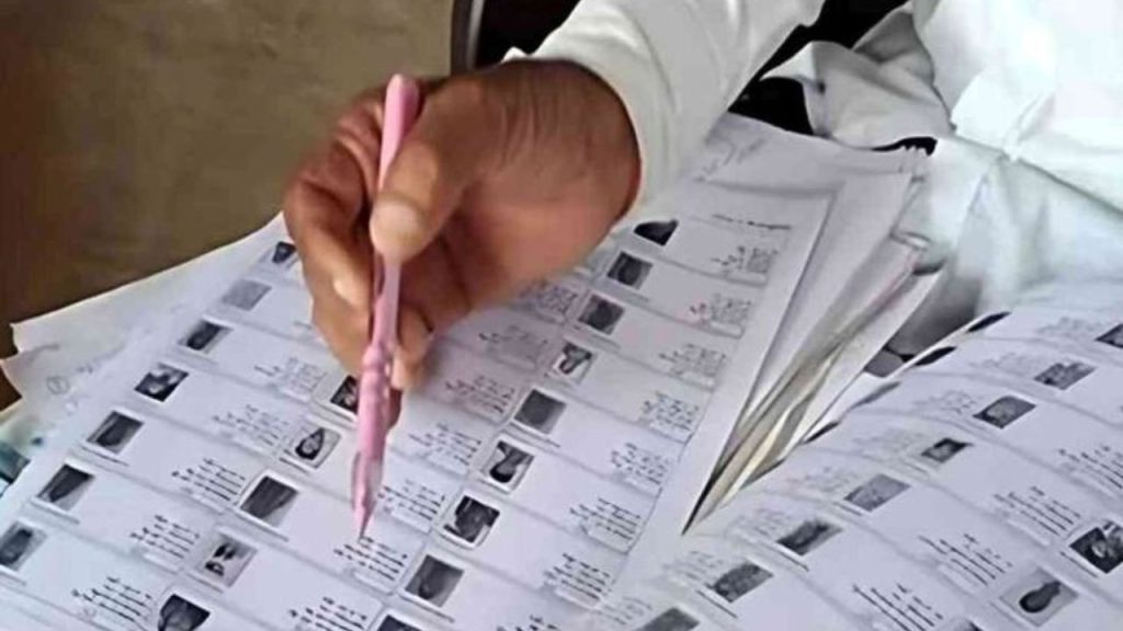 उत्तर प्रदेश की वोटर लिस्ट में बड़ा बदलाव, SIR से 2.89 करोड़ नाम कटने के संकेत, चुनाव आयोग ने बताए कारण | UP SIR 2.89 crore names could be removed from Voter List Election Commission explained...