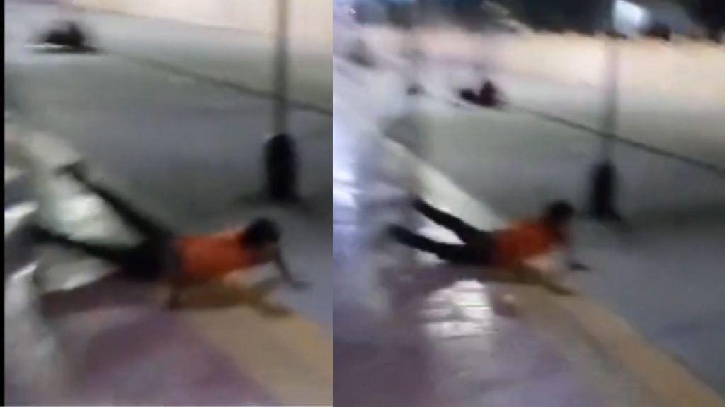 मौत के मुंह से लौटा स्विगी डिलीवरी बॉय! उतरते समय चलती ट्रेन से प्लेटफॉर्म पर जा गिरा, खौफनाक Video वायरल | swiggy delivery agent jump from moving train narrowly escapes death video goes...