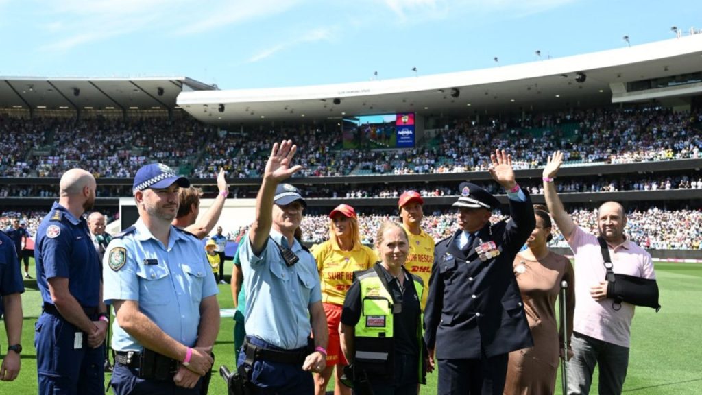 सिडनी टेस्ट में बॉन्डी बीच आतंकी हमले के हीरो अहमद अल-अहमद को मिला सम्मान, खिलाड़ियों ने दिया गार्ड ऑफ ऑनर | Bondi Beach terror attack hero Ahmed Al-Ahmed honored during the Sydney...