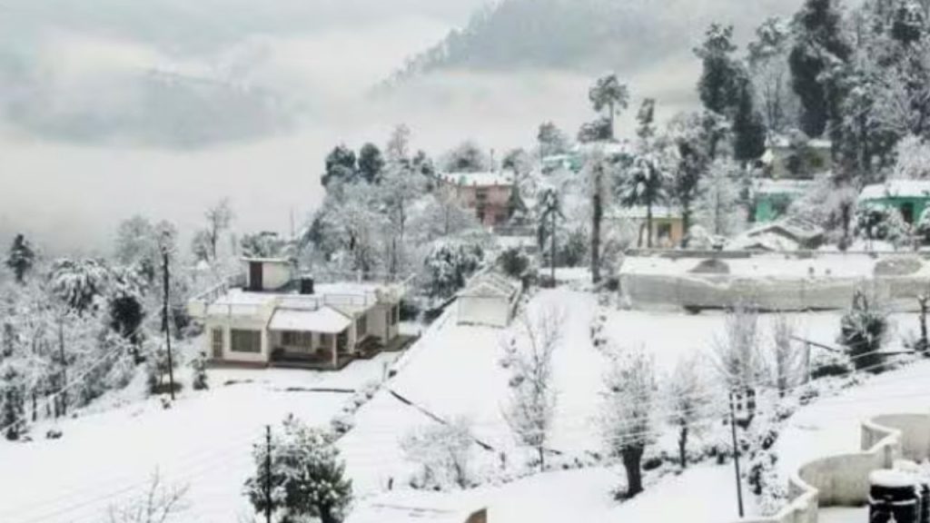 उत्तराखंड में भारी बर्फबारी, उत्तरकाशी में -20&deg;C पहुंचा तापमान; घूमने जाने से पहले जान लें IMD का वेदर...