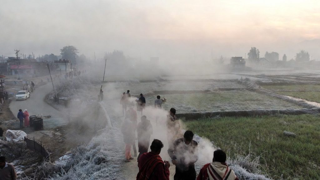 पहाड़ों से ज्यादा ठिठुरे मैदानी इलाके, सूखी ठंड और घने कोहरे ने बढ़ाई...