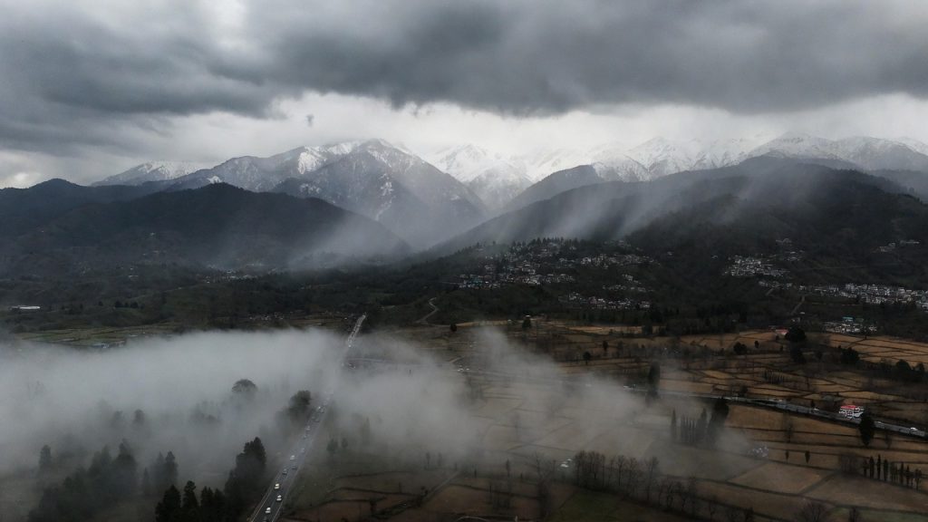 उत्तराखंड में पश्चिमी विक्षोभ का असर, पहाड़ों पर बारिश और बर्फबारी का अलर्ट, मैदानी इलाकों में घना...