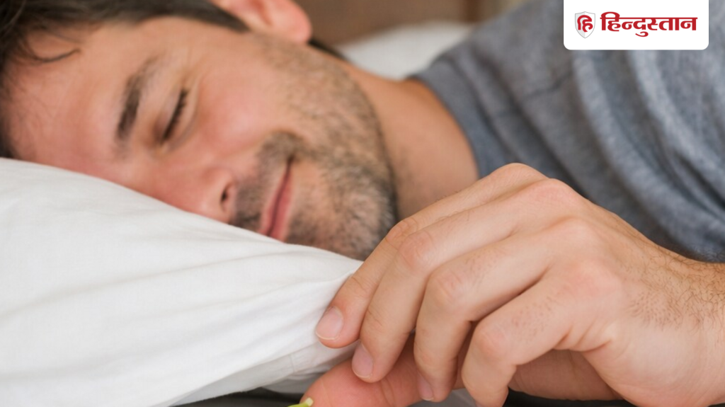 વાસ્તુ ટિપ્સઃ સૂતી વખતે ન કરો આ 3 ભૂલો, આ… તમારા પલંગ પાસે રાખો. Vastu Tips: सोते वक्त ना करें ये 3 गलतियां, सिरहाने पर जरूर रखें ये...