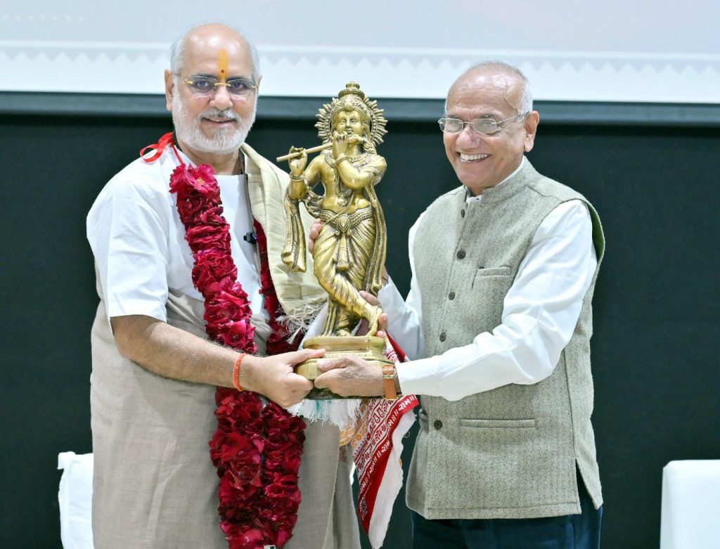 કથાકાર પૂજ્ય ભાઈશ્રી રમેશભાઈ ઓઝાએ એન.એફ.એસ.યુ. ખાતે વિદ્યાર્થીઓને સંબોધ્યા