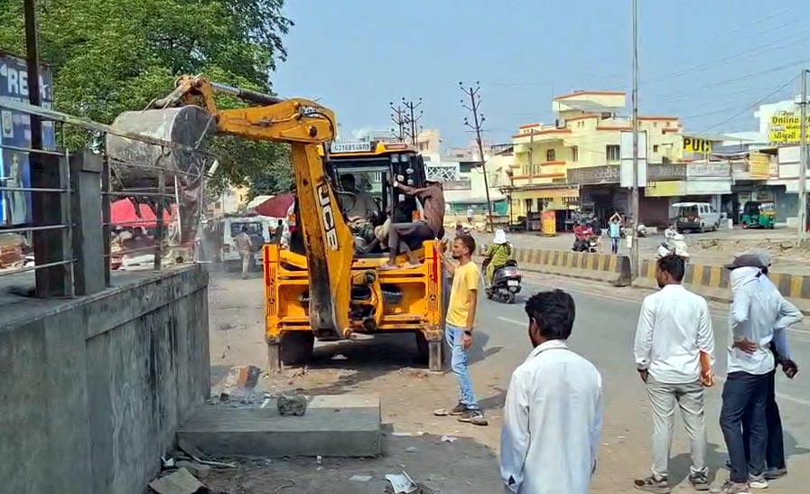 ભરૂચના શક્તિનાથથી શ્રવણ ચોકડી સુધીના માર્ગ પરના દબાણો દૂર કરંતુ તંત્ર ભરૂચના શક્તિનાથથી શ્રવણ ચોકડી સુધીના માર્ગ પરના દબાણો દૂર કરંતુ તંત્ર