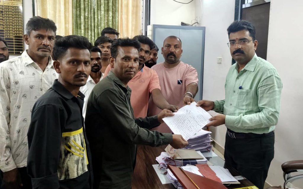 નેત્રંગમાં કતલખાનાનો કચરો ડંપીગ સાઈડના બદલે મંદિર પાસે ઠાલવી જતા...