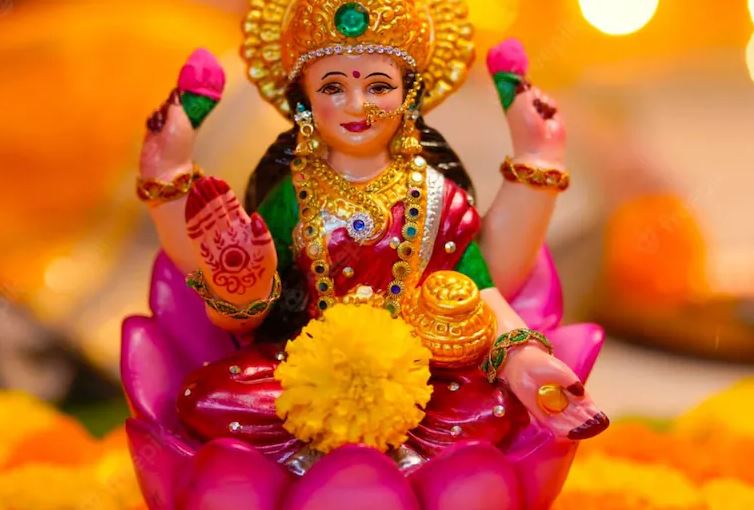 ઘરમાં પ્રવેશતા પહેલા દેવી લક્ષ્મી જુએ છે આ 6 વસ્તુઓ, જાણો ક્યાં… माता लक्ष्मी घर में प्रवेश करने से पहले देखती हैं ये 6 चीजें, जानें कहां...