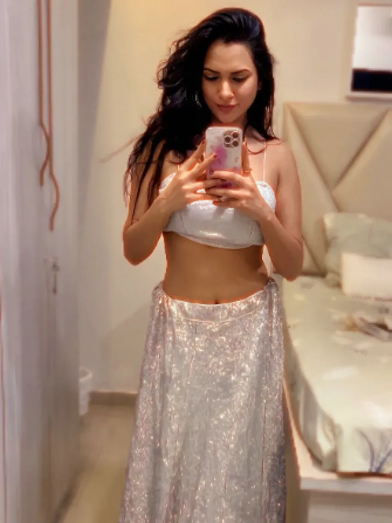 ગૌરવ ખન્નાની પત્ની આકાંક્ષા ચમોલાની સરખામણી તારા સુતરિયા સાથે કેમ થાય છે?