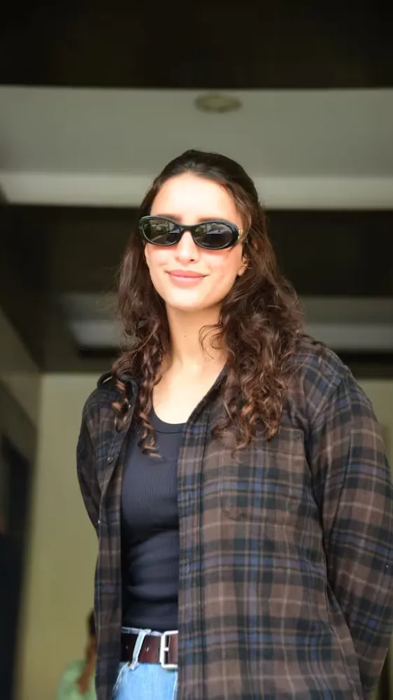 બ્લુ ડેનિમ જીન્સ અને ઓપન શર્ટ... તૃપ્તિ ડિમરીનો ક્લાસી લુક વાયરલ થઈ રહ્યો છે